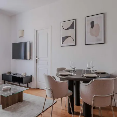Parisian Charm Elegant 1-bedroom 아파트