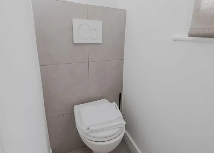 아파트 Parisian Charm Elegant 1-bedroom